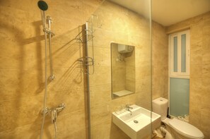 Dusche, Haartrockner, Handtücher