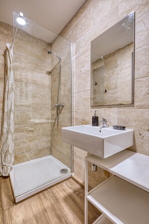 Regadera, secadora de cabello, toallas 