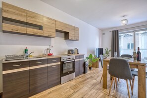 Kühlschrank, Ofen, Wasserkocher mit Kaffee-/Teezubehör, Wasserkocher