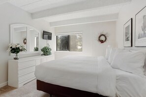 1 bedroom, WiFi, bed sheets - Lodge at Copper 1 Bedroom + Den Condo #205 by RedAwning (Copper Mountain)