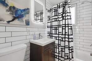 Bathtub, hair dryer, towels, soap - Lovely 1-bedroom rental unit with free parking (Washington)