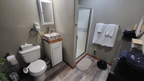 Chuveiro, secador de cabelo, bidê, toalhas de banho