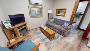 Smart TV, fireplace, video games, DVD player - ❤️ Tiny House with Creek Access ❤️ (Anderson)