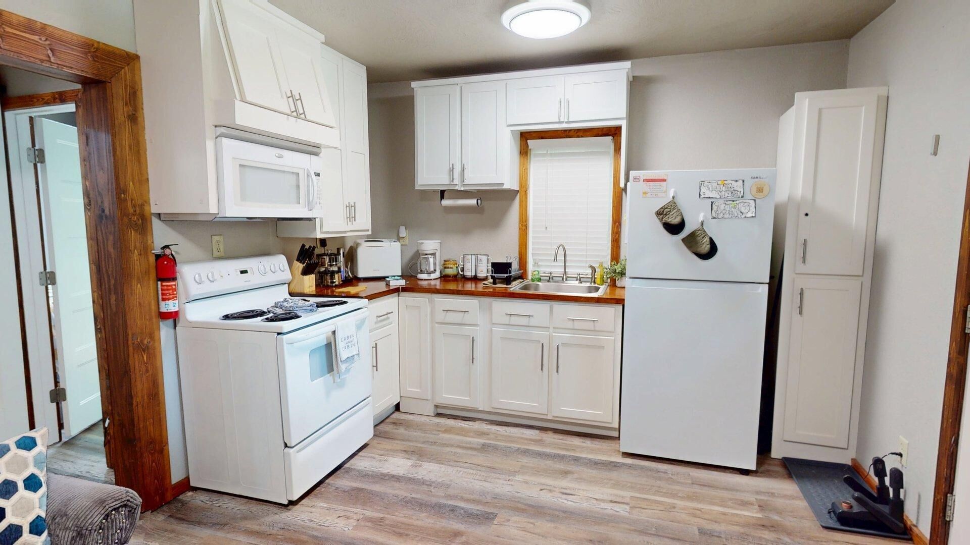 Coffee/tea maker, fridge, microwave, oven