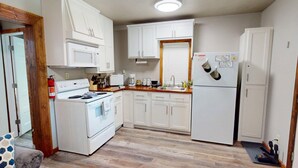 Coffee/tea maker, fridge, microwave, oven - ❤️ Tiny House with Creek Access ❤️ (Anderson)