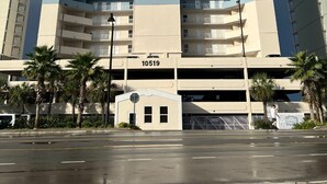 Un edificio de varios pisos con un letrero llamativo del Twin Palms Resort.