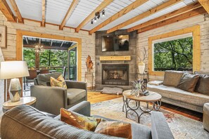 Smart TV, fireplace
