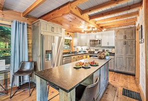 Kjøleskap, mikrobølgeovn, ovn og kokeplater