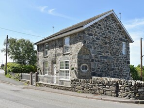 Exterior - 4 bedroom accommodation in Dyffryn Ardudwy, near Harlech (Dyffryn Ardudwy, near Harlech)