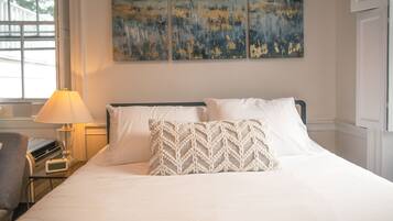 Tabla de planchar con plancha, wifi gratis y ropa de cama