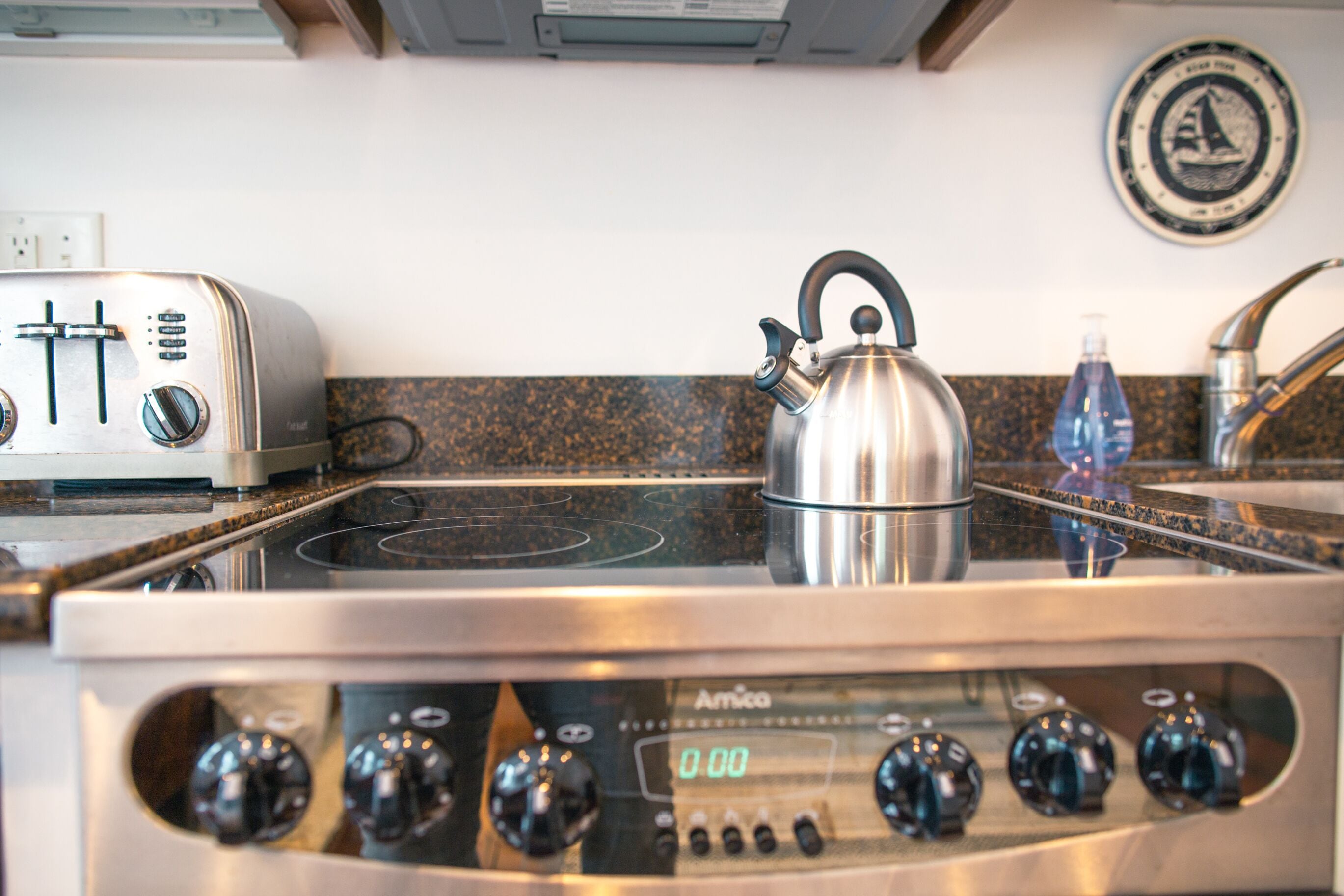 Kylskåp, mikrovågsugn, ugn och spishäll