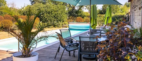 Una piscina al aire libre, una piscina climatizada