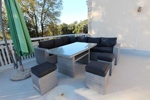 Outdoor dining - HAWAII Two-Bedroom Apartment 3 (Banjole)