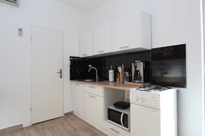 Refrigerador, microondas, parrilla de estufa y cafetera y tetera