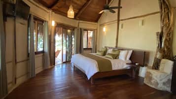 Habitación romántica | Caja de seguridad en la habitación y cortinas blackout