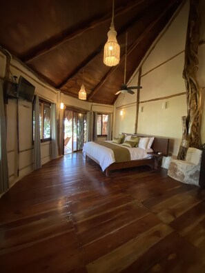 Romantic Room | Peti besi dalam bilik, langsir/tirai gelap terus 