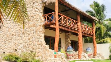 Caja de seguridad en la habitación y cortinas blackout