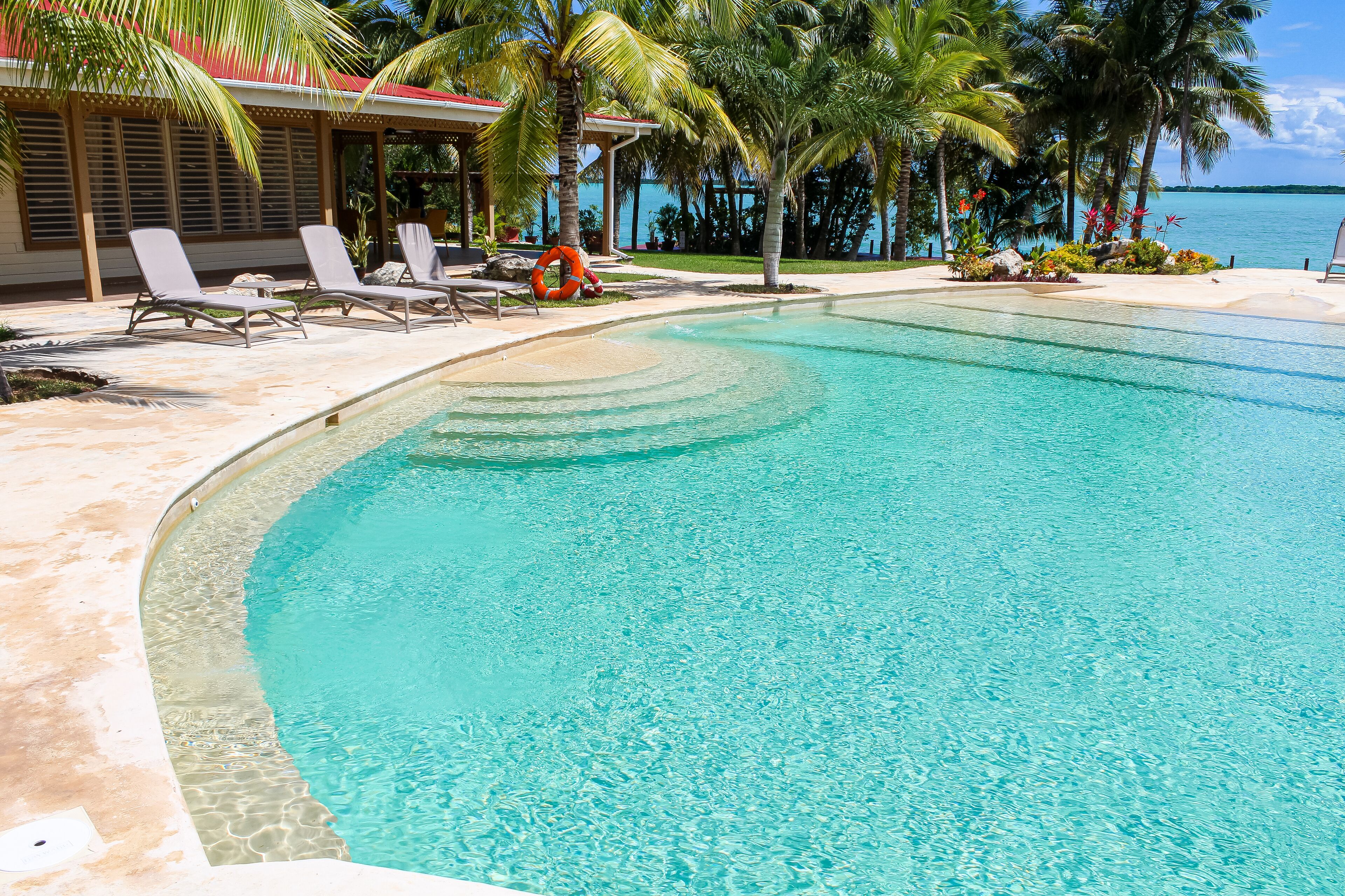 Una piscina al aire libre