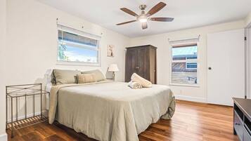 4 bedrooms, desk, iron/ironing board, travel crib