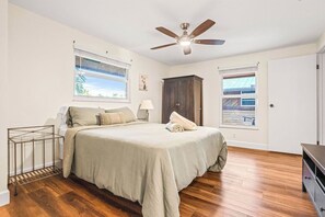 4 habitaciones, escritorio y tabla de planchar con plancha