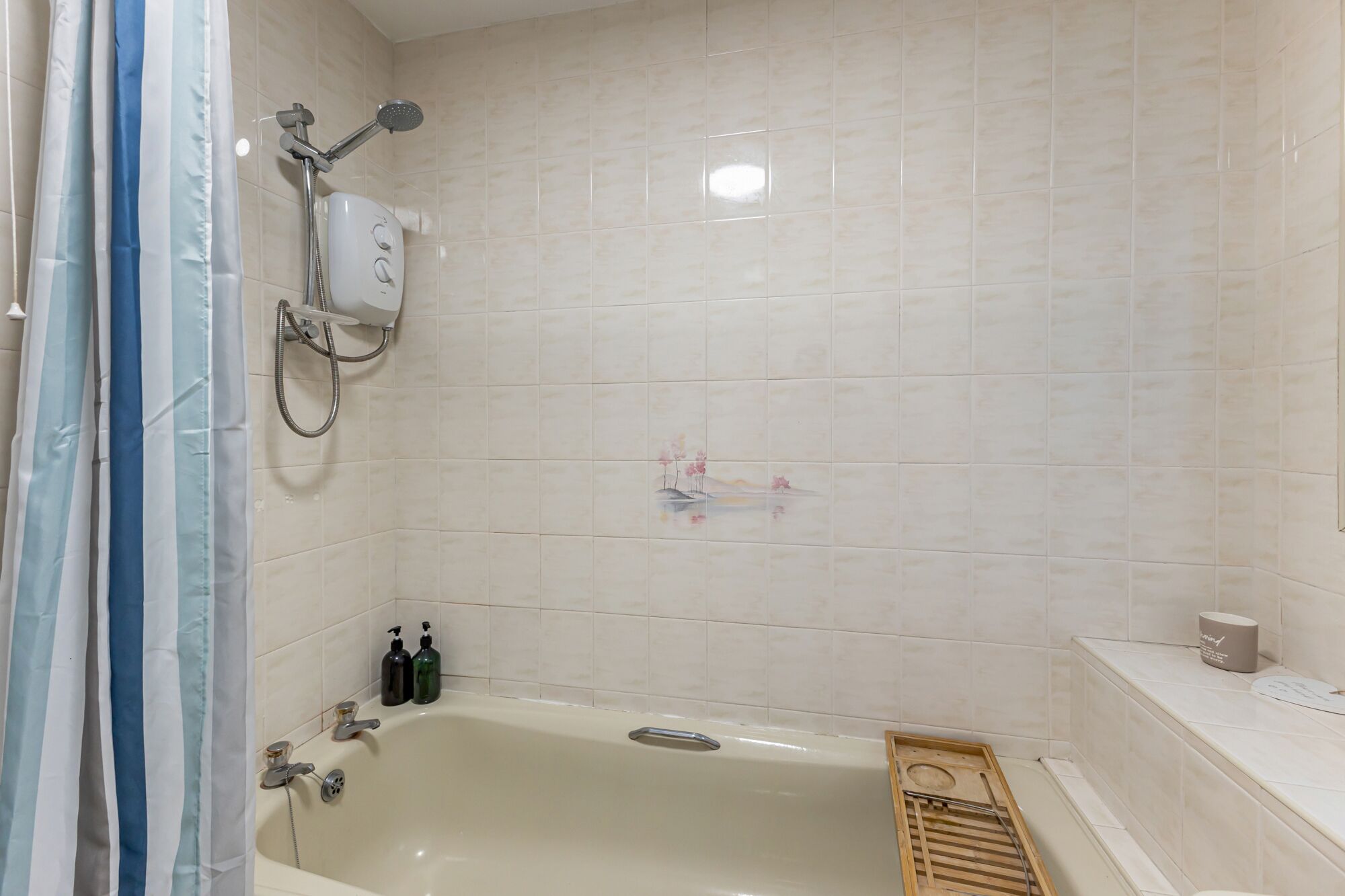 Un baño con bañera, ducha e inodoro.