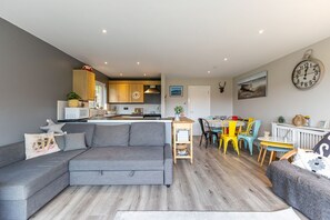 Apartment, Private Bathroom, Mountain View | Lounge