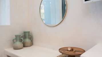 Habitación doble superior, bañera de hidromasaje | Ropa de cama hipoalergénica, colchones viscoelásticos, caja fuerte