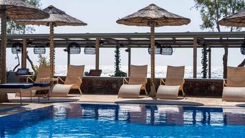 Piscine extérieure (ouverte en saison), parasols de plage