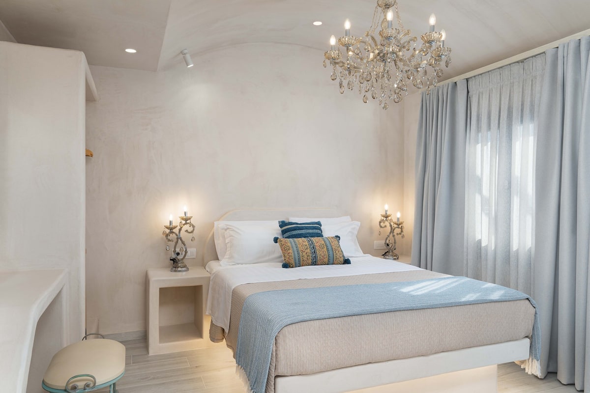 Junior Suite, Hot Tub | 1 bedroom, hypo-allergenic bedding, memory foam beds, in-room safe