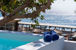 Junior Suite, Hot Tub | Hypo-allergenic bedding, memory foam beds, in-room safe, desk