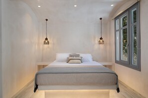 Deluxe Double Room, Hot Tub | Hypo-allergenic bedding, memory foam beds, in-room safe, desk