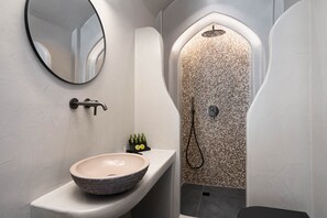 Deluxe Double Room, Hot Tub | Hypo-allergenic bedding, memory foam beds, in-room safe, desk - THOUSAND STARS SUITES & ROOMS (Santorini)