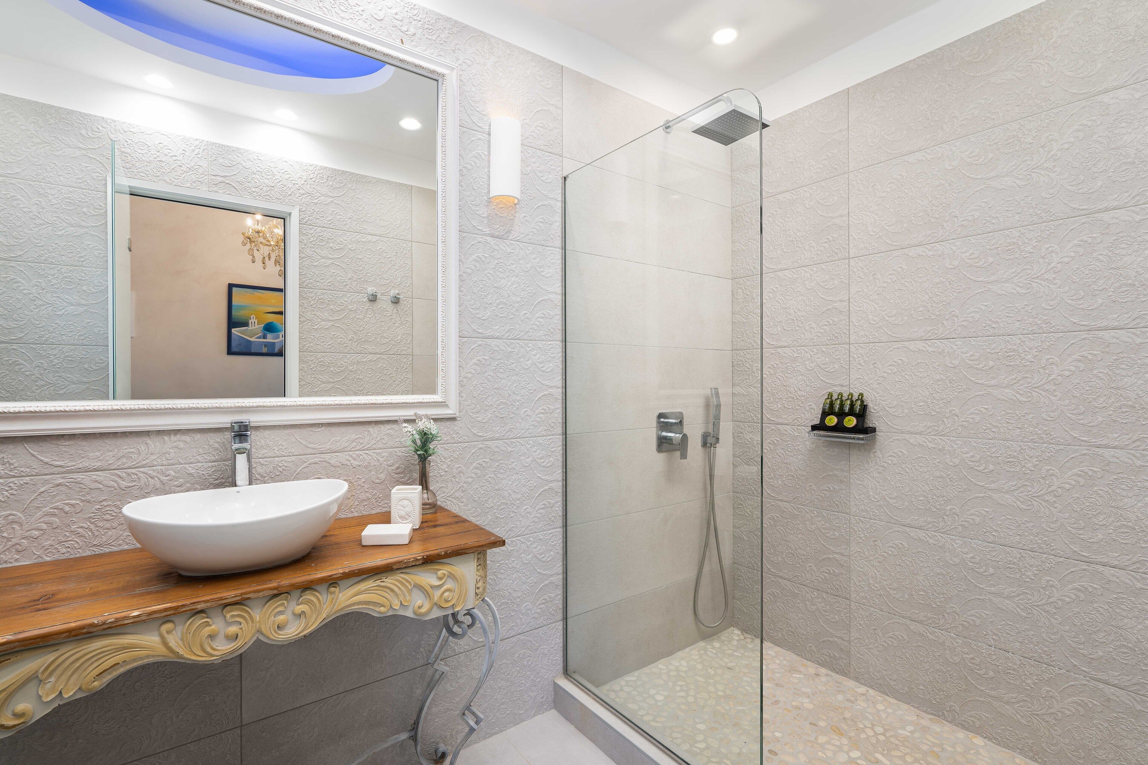 Suite Junior, bain à remous | Salle de bain | Douche à « effet pluie », articles de toilette gratuits, sèche-cheveux