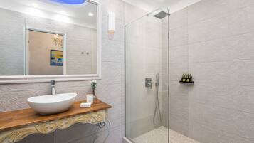 Suite Junior, bain à remous | Salle de bain | Douche à « effet pluie », articles de toilette gratuits, sÚche-cheveux