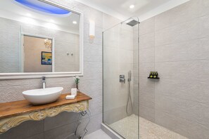 Junior-suite - boblebad | Badeværelse | Brusehoved med spredningseffekt, gratis toiletartikler, hårtørrer, Sæbe