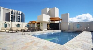 Outdoor pool - Private Waikiki Condos (Honolulu)