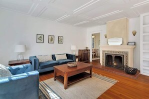 Una Smart TV, un reproductor de DVD, libros