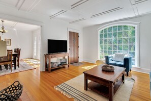 TV connectée, lecteur de DVD, livres