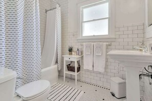 Suihkun ja ammeen yhdistelmä, hiustenkuivaaja, pyyhkeet, saippua