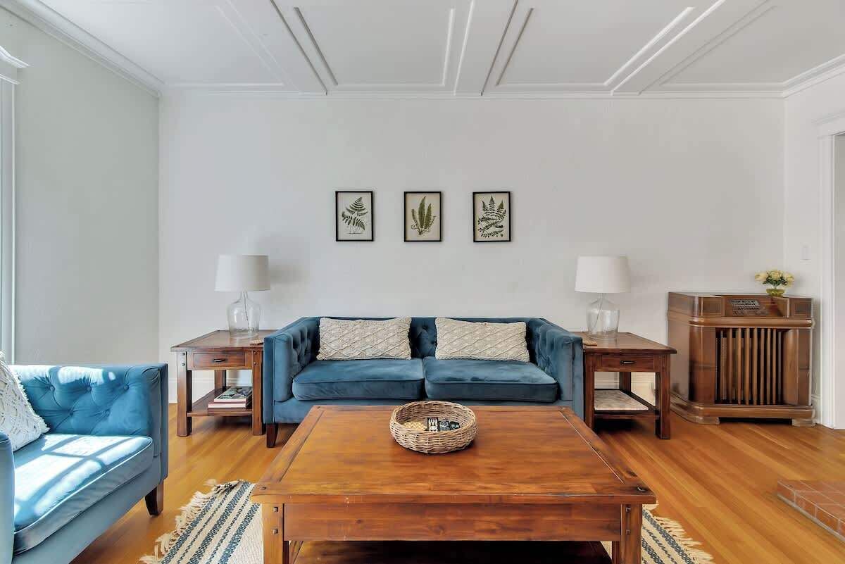 Smart-tv, dvd-spelare och böcker