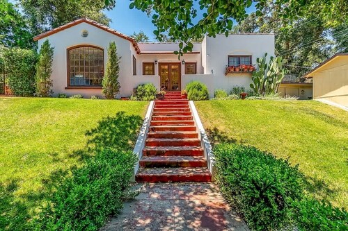 WeSTSiDE SPaNiSH BuNGaLOW -Hot Tub & Walk Downtown