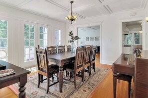 Dining - WeSTSiDE SPaNiSH BuNGaLOW -Hot Tub & Walk Downtown (Paso Robles)