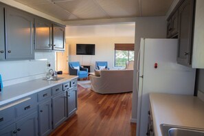 Fridge, oven, stovetop, dishwasher - The Blue Pelican (Whitethorn)