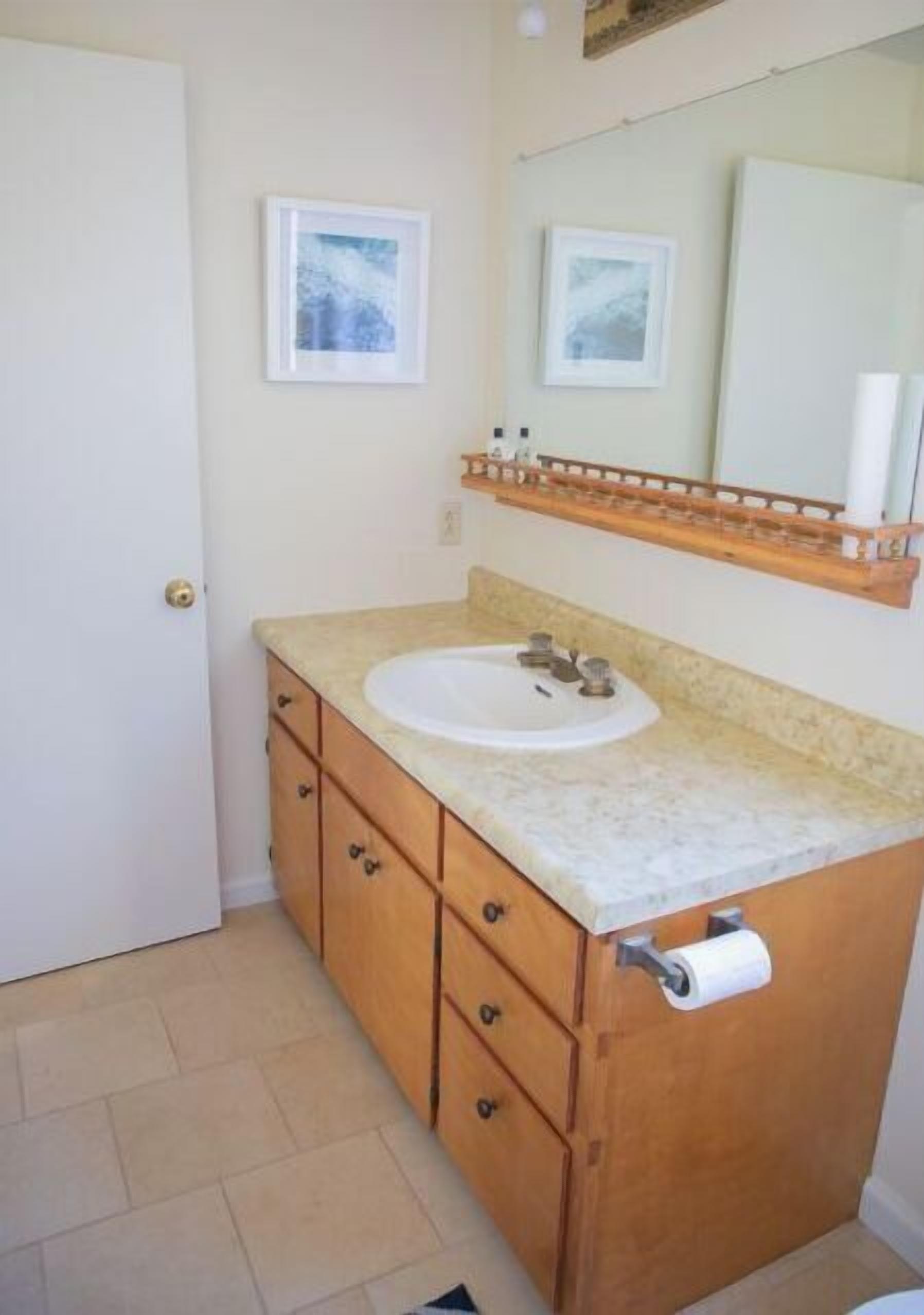 Ensemble baignoire-douche, serviettes fournies, papier de toilette