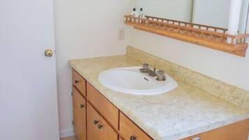 Ensemble baignoire-douche, serviettes fournies, papier de toilette