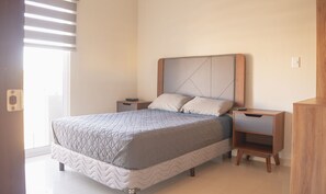 Escritorio, tabla de planchar con plancha, wifi y ropa de cama