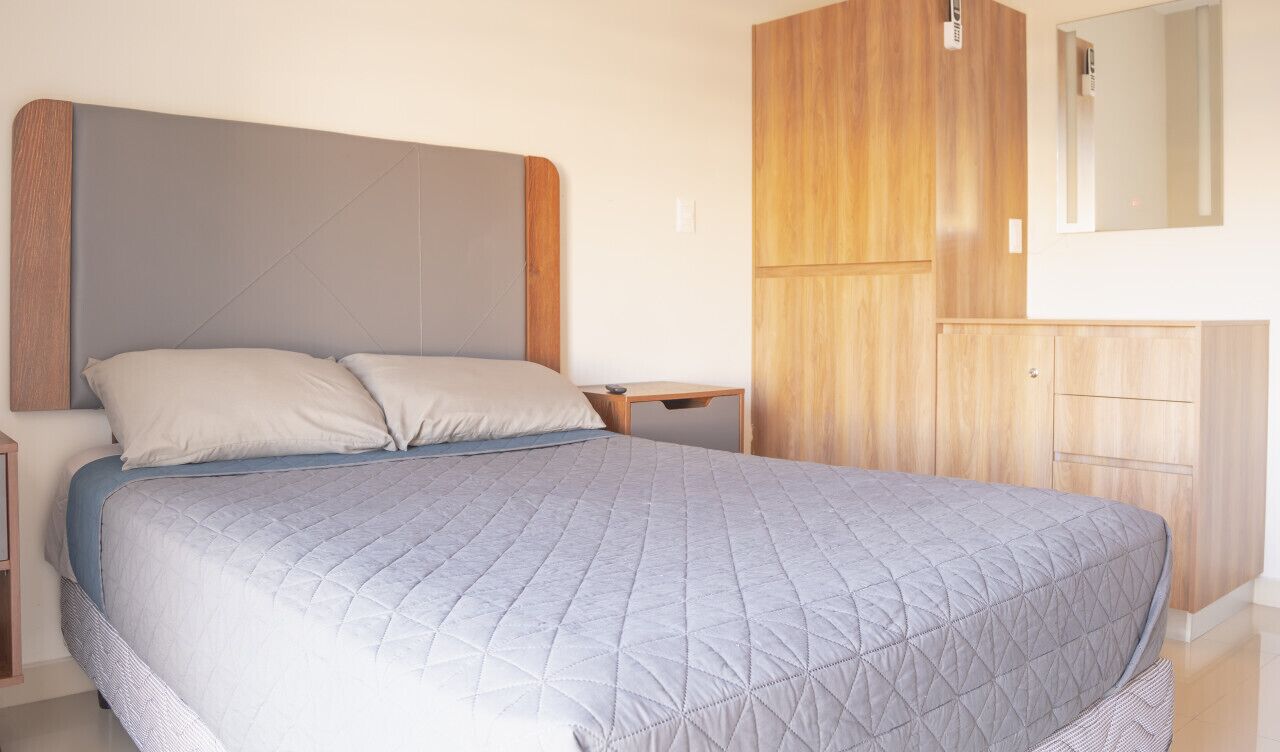 Työpöytä, silitysrauta/-lauta, Wi-Fi, vuodevaatteet