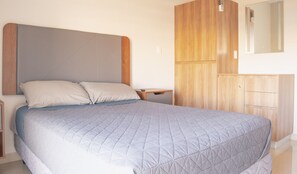 Desk, iron/ironing board, WiFi, bed sheets - very central and equipped 5 minutes from the beach by Gpsrentas (Mazatlán)