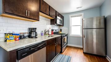Coffee/tea maker, fridge, microwave, oven