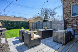 Terrace/patio - Modern 3-Bed Stay w/ Patio, Firepit, & Garage Parking Spot (Chicago)